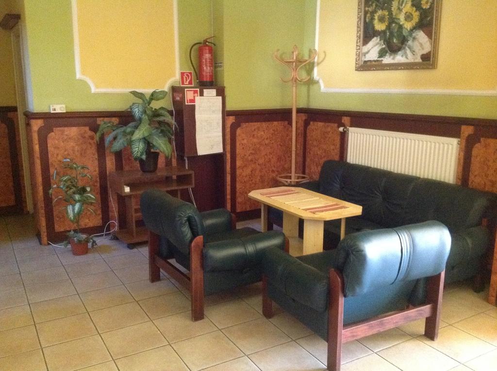 Club Torony Hotel Bagian luar foto